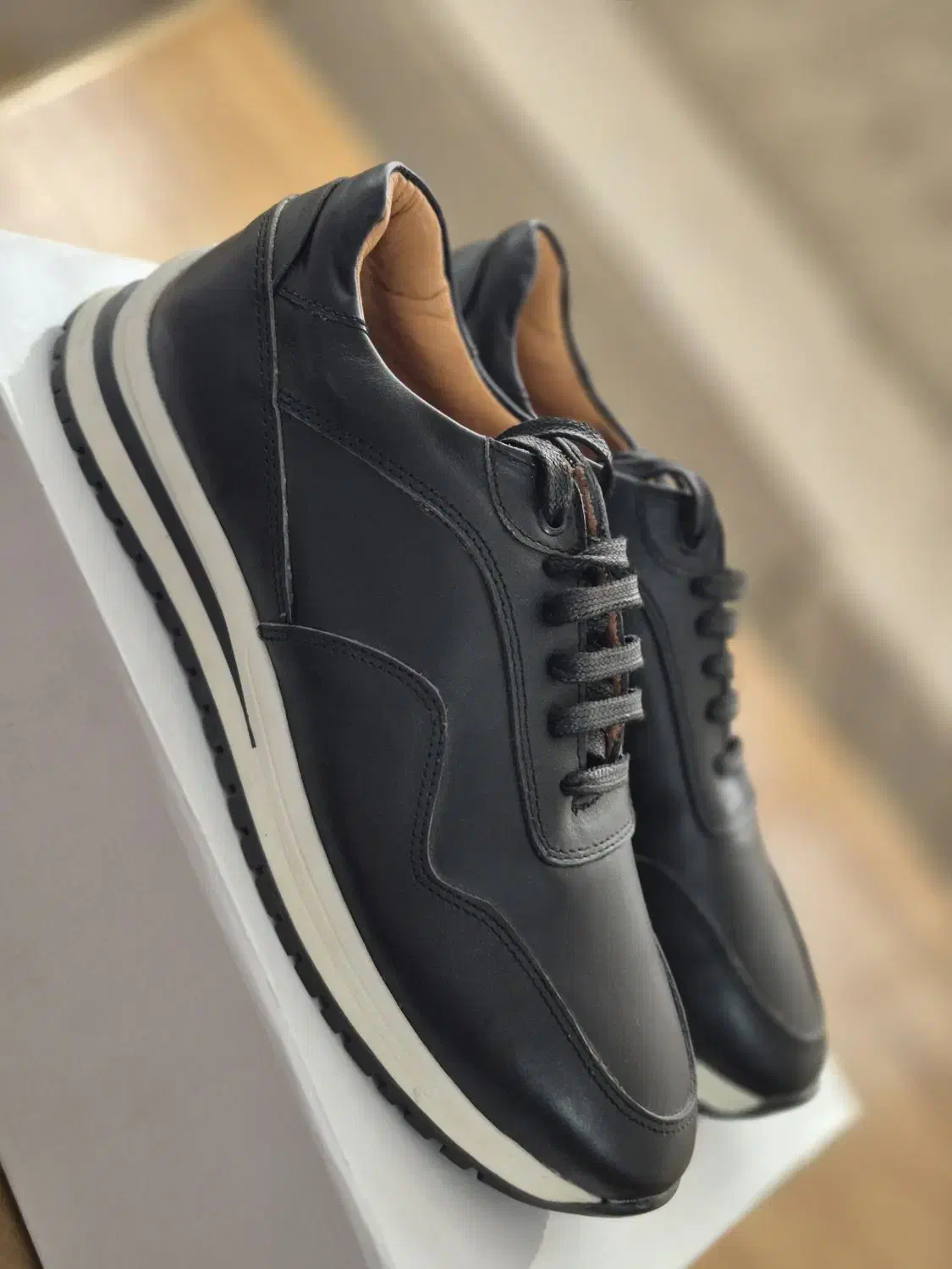 کفش اسپرت|کیف، کفش، کمربند|میانه, |دیوار