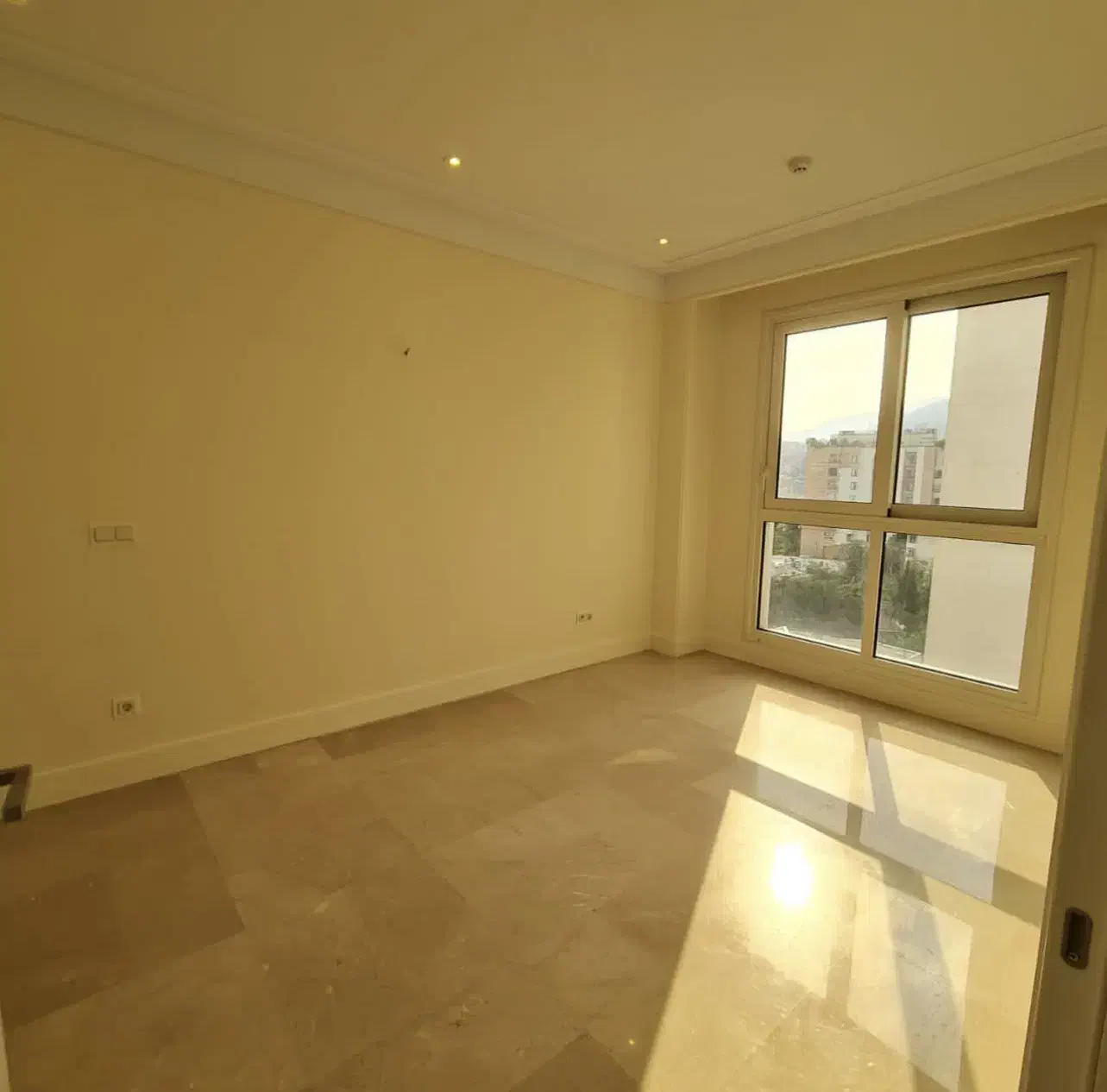 ۲۰۵ متر ۳ خواب نورگیرعالی وشیک نیاوران (عمار)