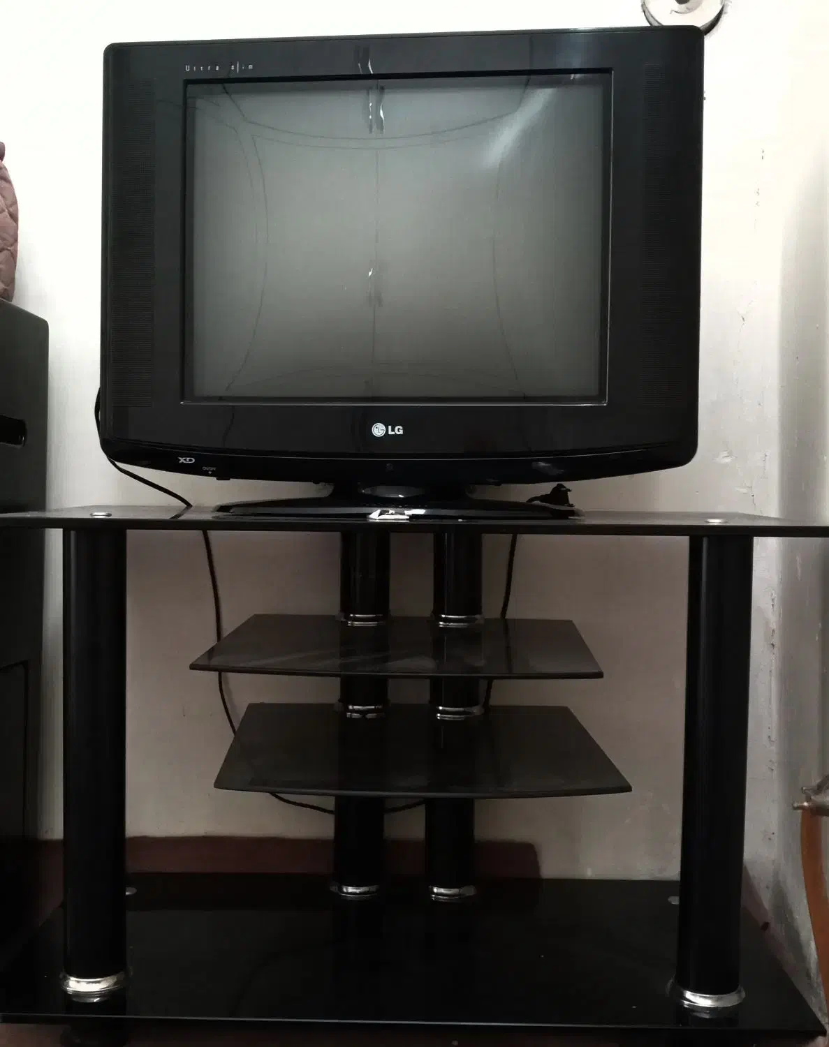 تلویزیون ال جی، همراه با میز.|تلویزیون و پروژکتور|اهر, |دیوار