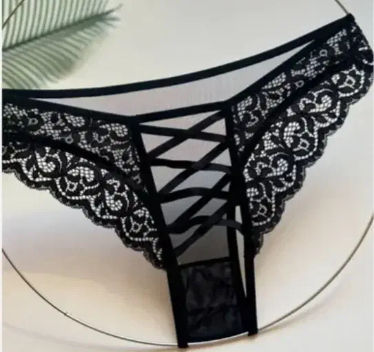 لباس زیر زنانه|لباس|کاشان, باغ ماجد|دیوار