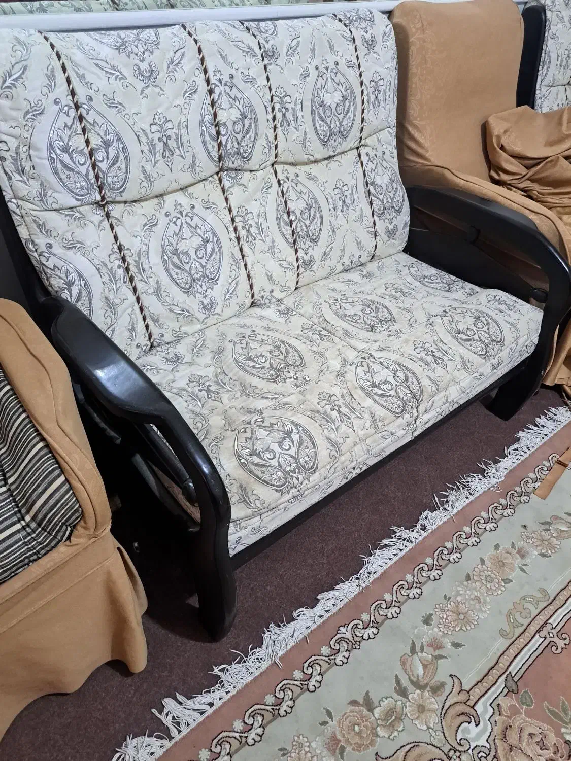 مبل ۹ نفره . چوب عالی  ب همرا میز عسلی|مبلمان خانگی و میز عسلی|قم, شهرک مهدیه (مدرس)|دیوار