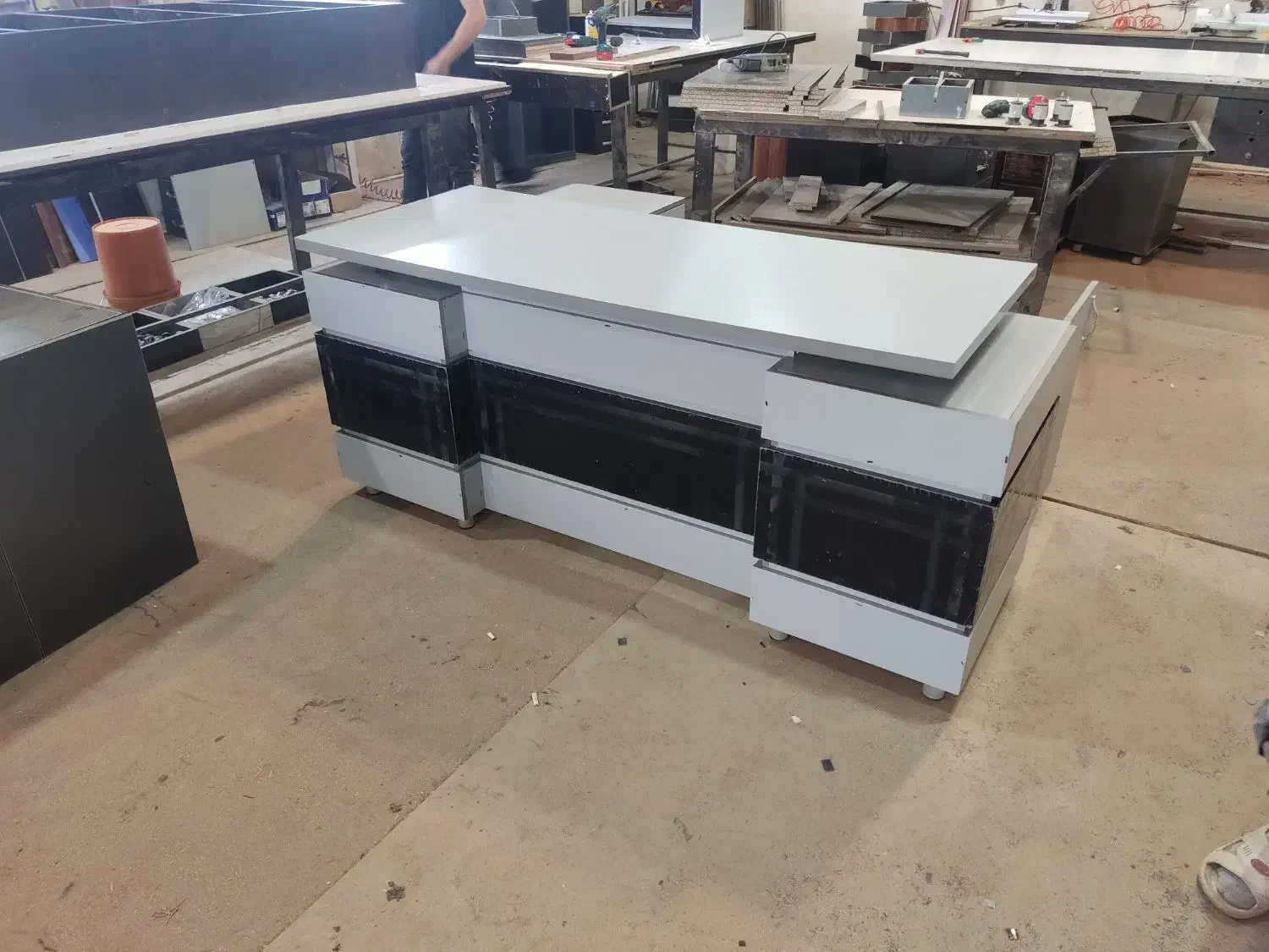 میز مدیریت آراز/نیم ست اداری/کانتر/صندلی|دفتر کار|هشتگرد, فاز ۳ مهستان|دیوار