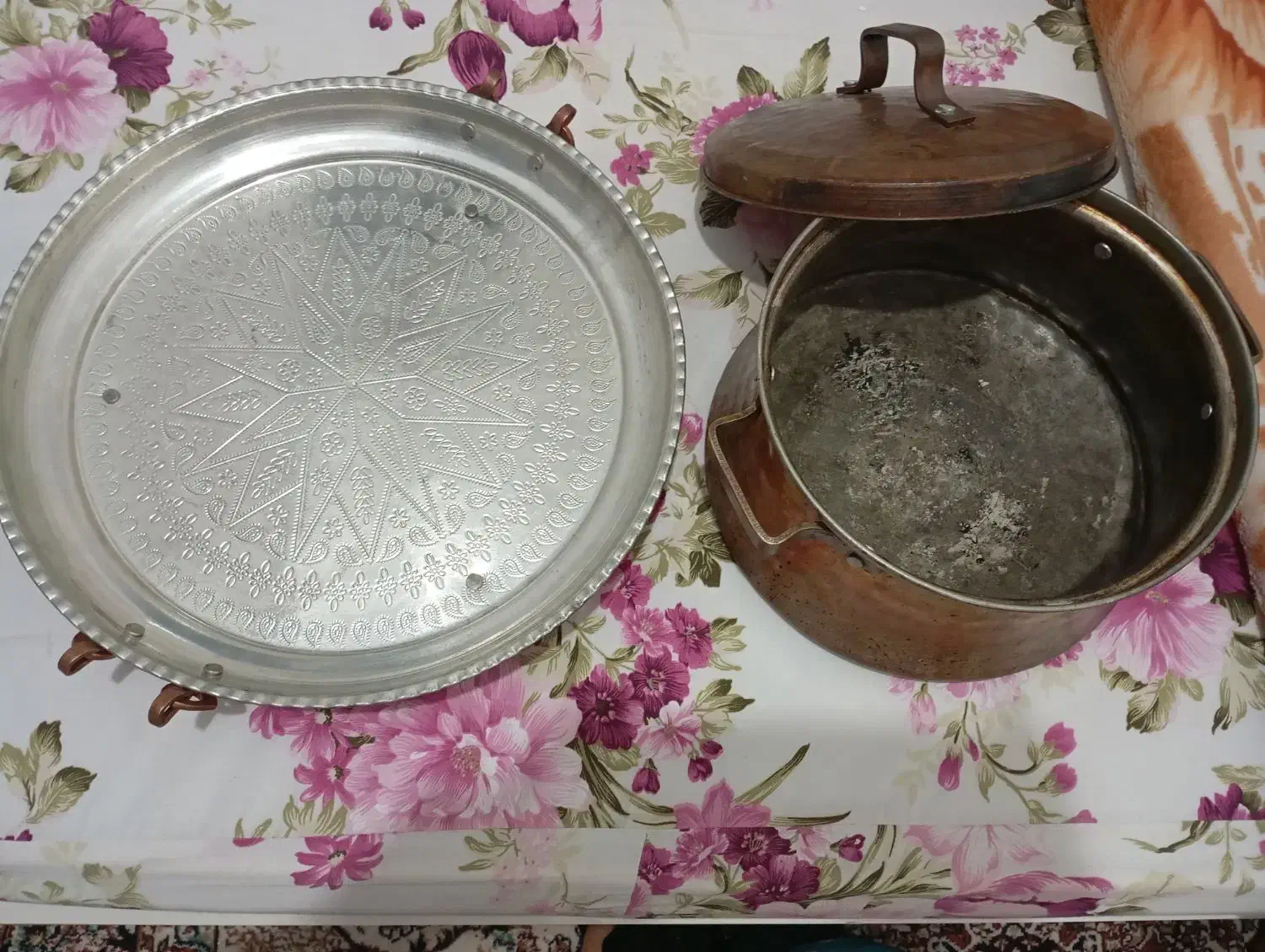 قابلمه و سینی گرد پایه دار مسی|ظروف پختوپز|خوی, |دیوار