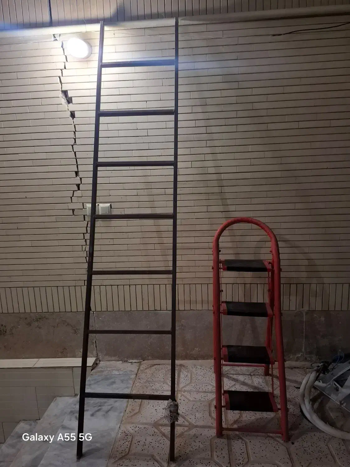 نردبان .چهارپایه تاشو و دوعددپایه کولر گازی|ابزارآلات|طبس, |دیوار