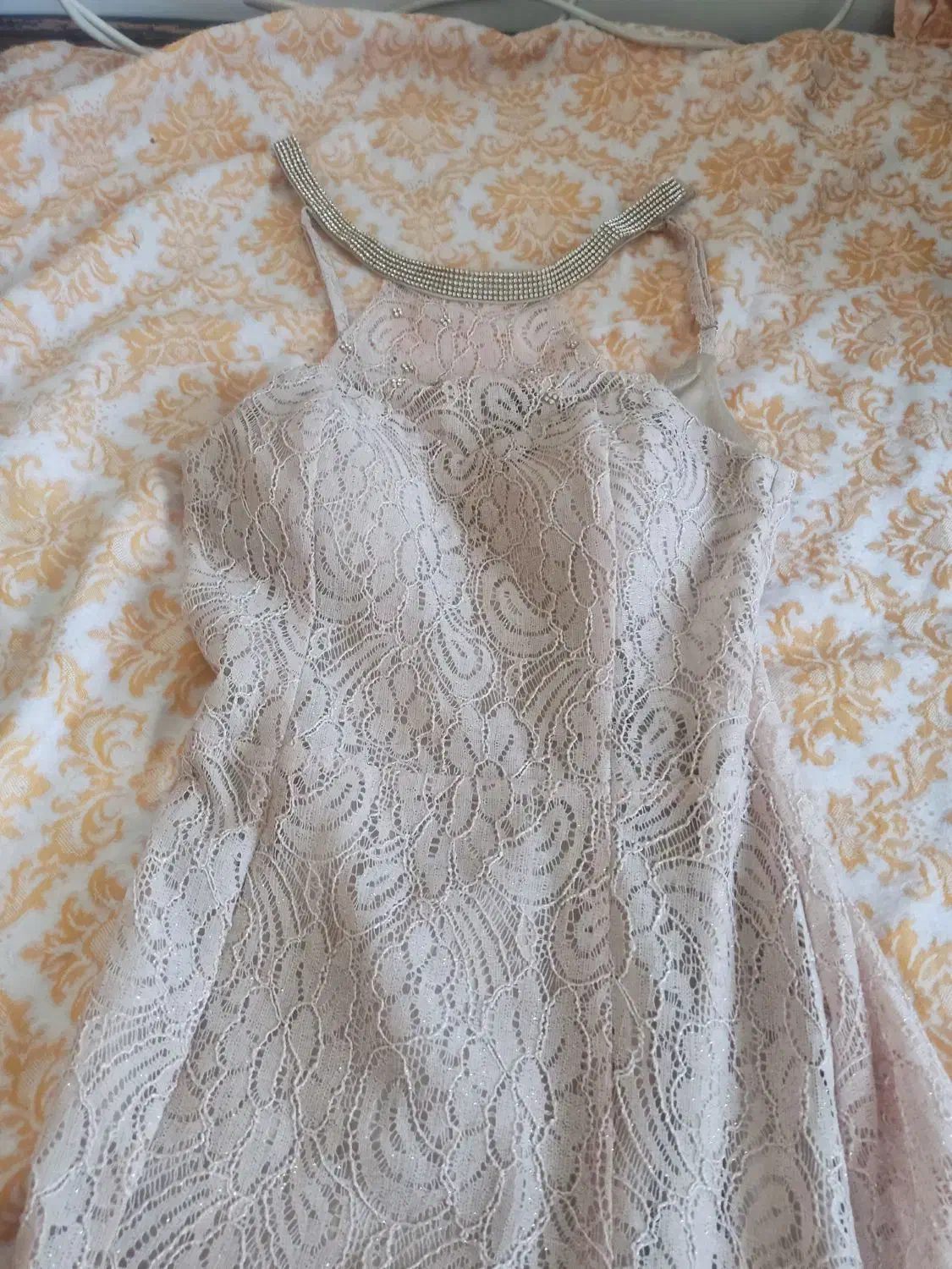 پیراهن مجلسی|لباس|سبزوار, قصبه شرقی|دیوار