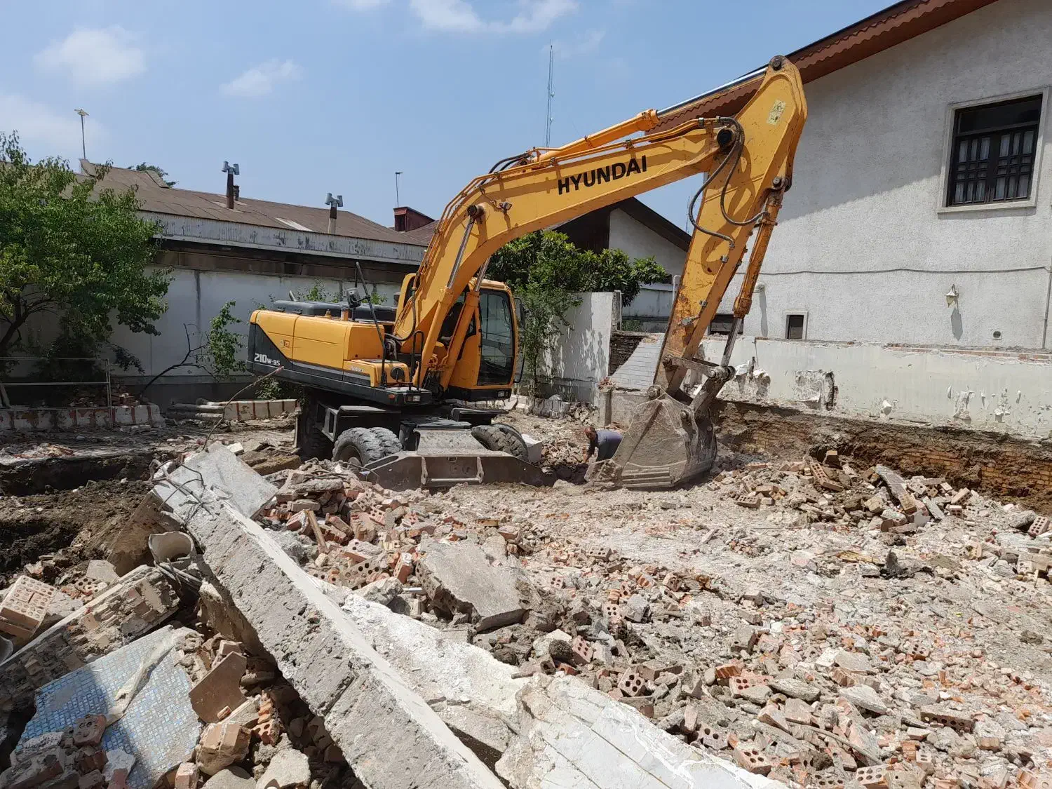 تخریب ساختمان|خدمات پیشه و مهارت|رشت, لاکان|دیوار