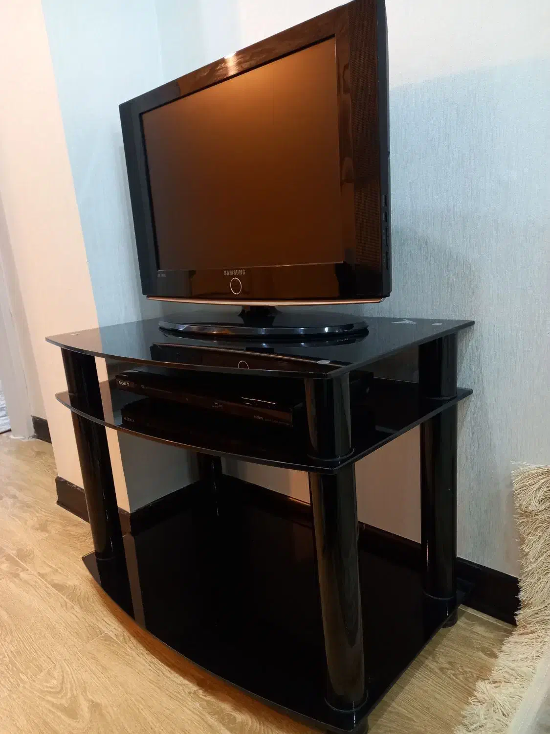 تلویزیون ۲۲ اینچ سامسونگ با زیر تلویزیون|تلویزیون و پروژکتور|اصفهان, بهارستان|دیوار