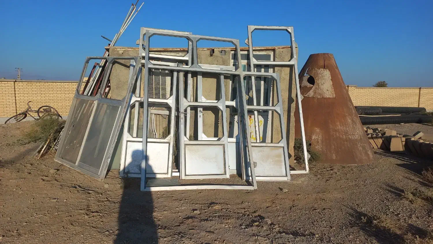 تعدادی درب و پنجره|مصالح و تجهیزات ساختمان|دامغان, |دیوار