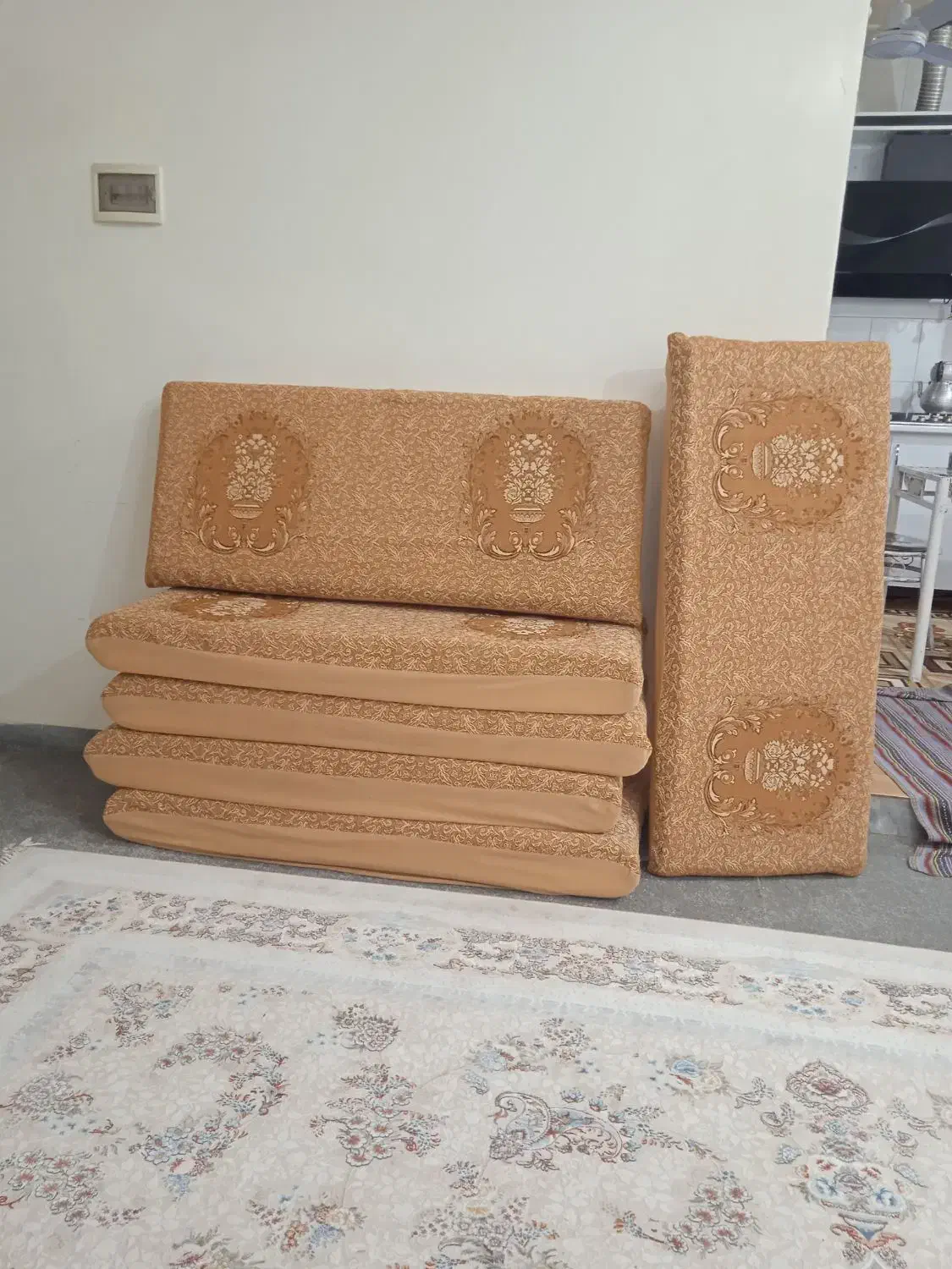 پشتی وتلوزیون|پشتی|آبدانان, |دیوار