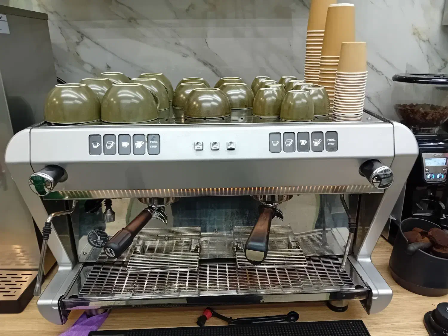 دستگاه اسپرسوساز و دستگاه یخ سازهمراه میز صندلی|کافی‌شاپ و رستوران|ری, فیروزآبادی|دیوار