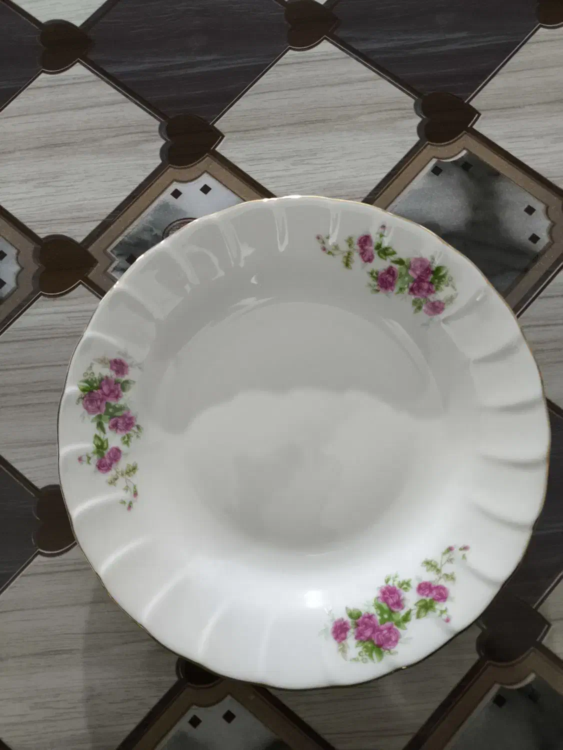 چینی گل سرخی لب طلایی زرین|ظروف سرو و پذیرایی|باغ بهادران, |دیوار