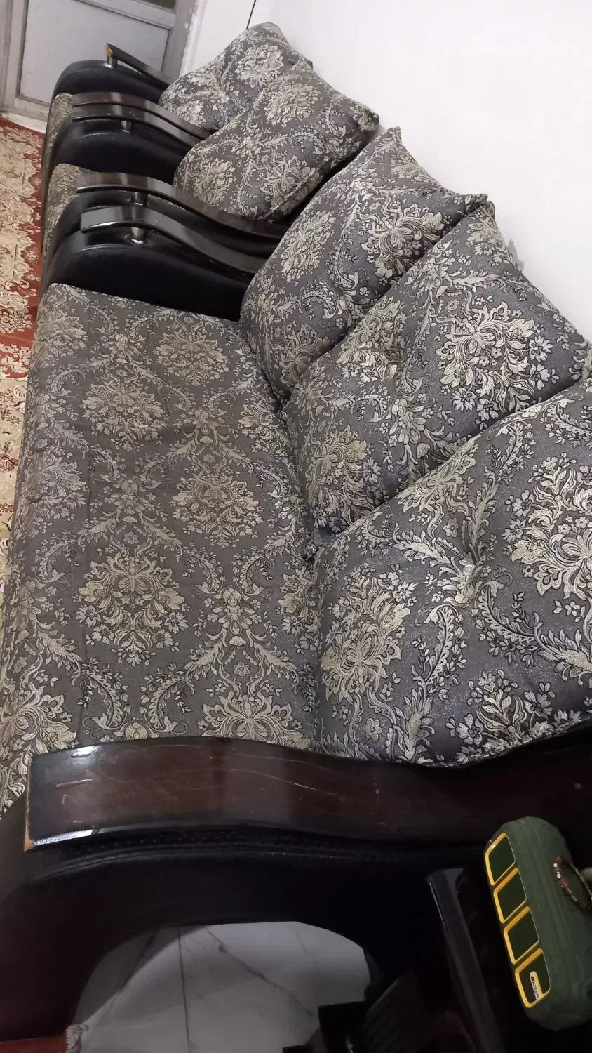 مبل راحتی وبوفه و گل فوم بزرگ|مبلمان خانگی و میز عسلی|حویق, |دیوار