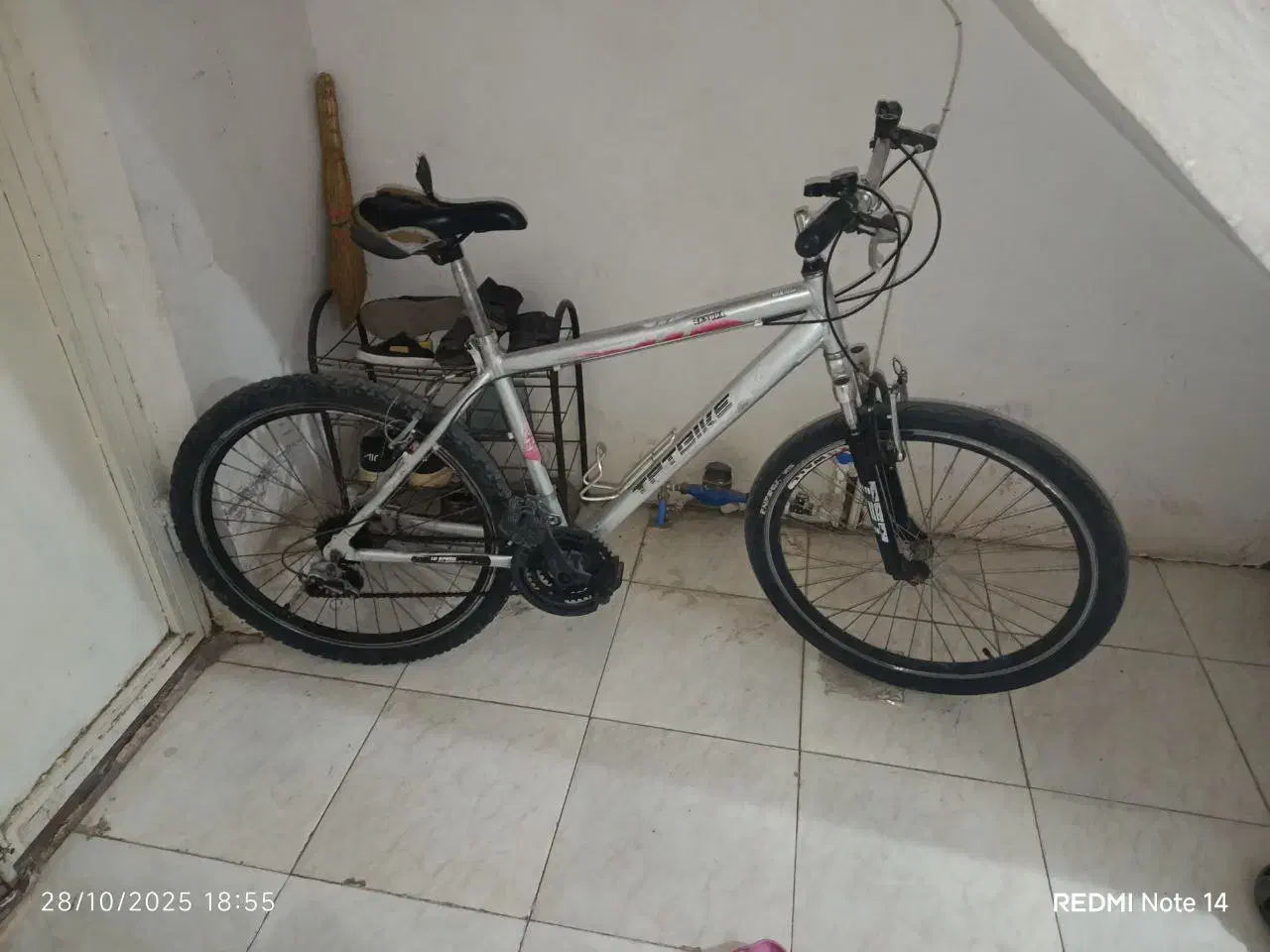 دوچرخه|دوچرخه، اسکیت، اسکوتر|میانه, |دیوار