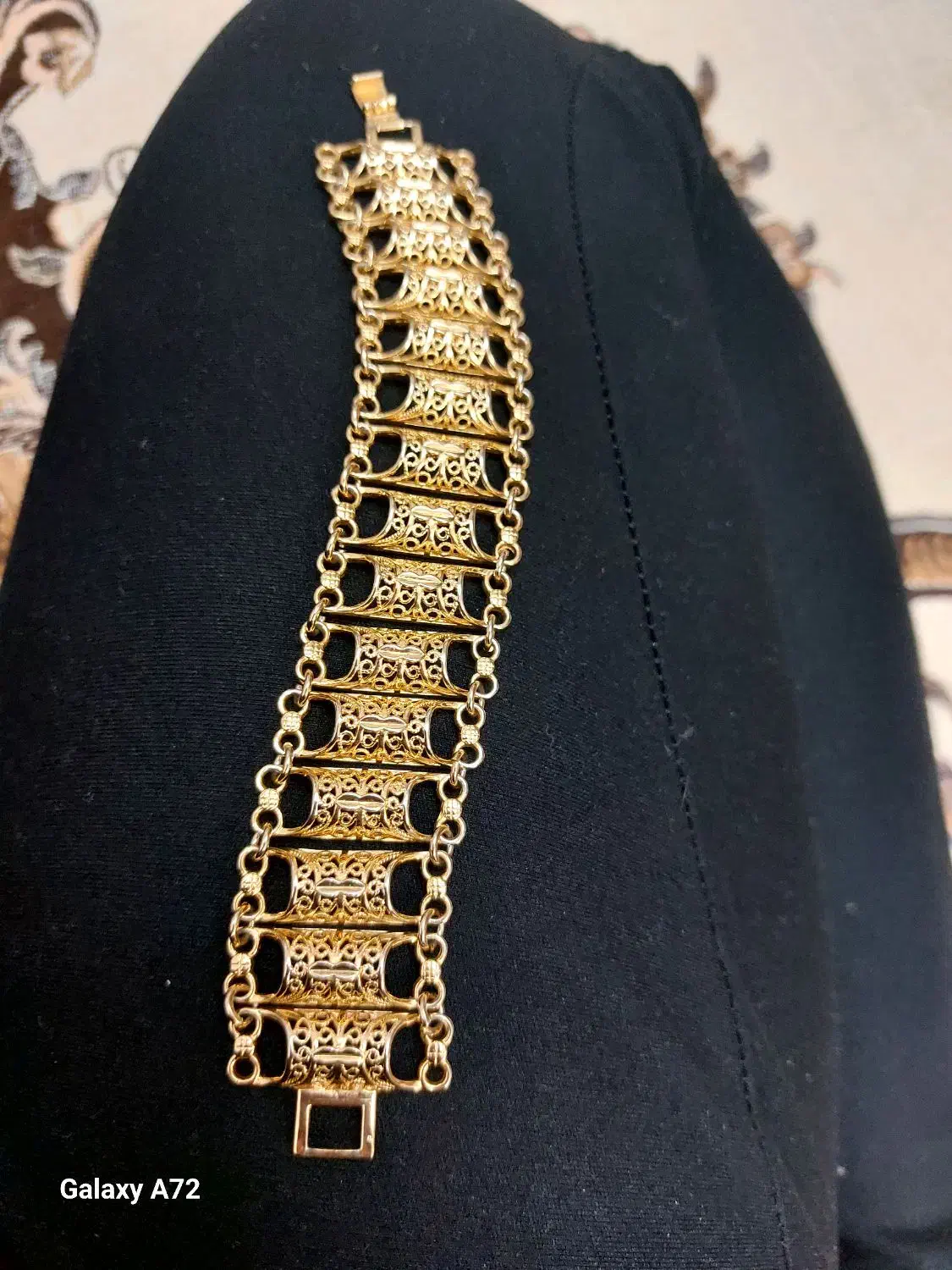 دستبند طلایی|بدلیجات|آستانه اشرفیه, |دیوار