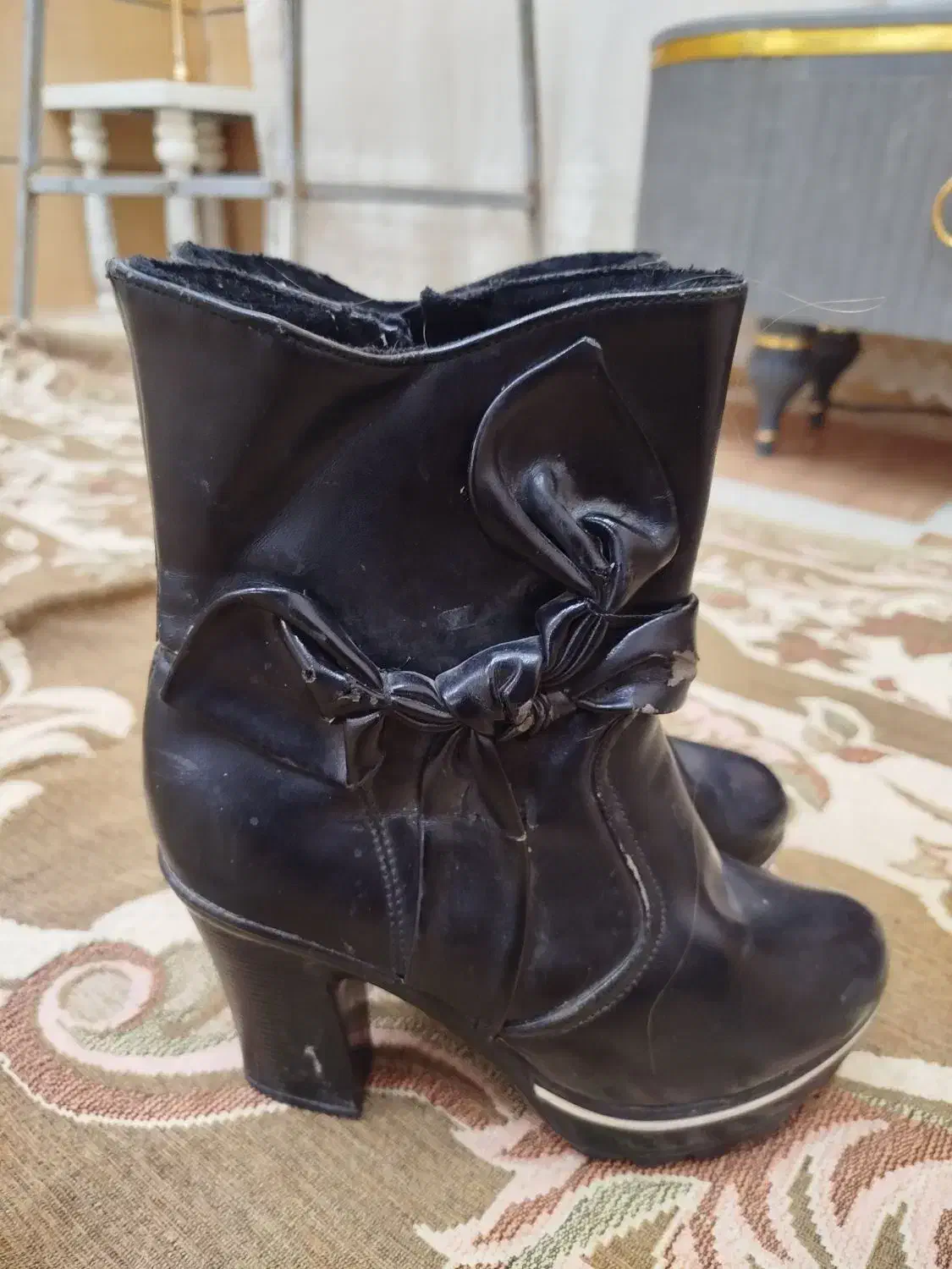 پوتین|کیف، کفش، کمربند|شیراز, محراب|دیوار