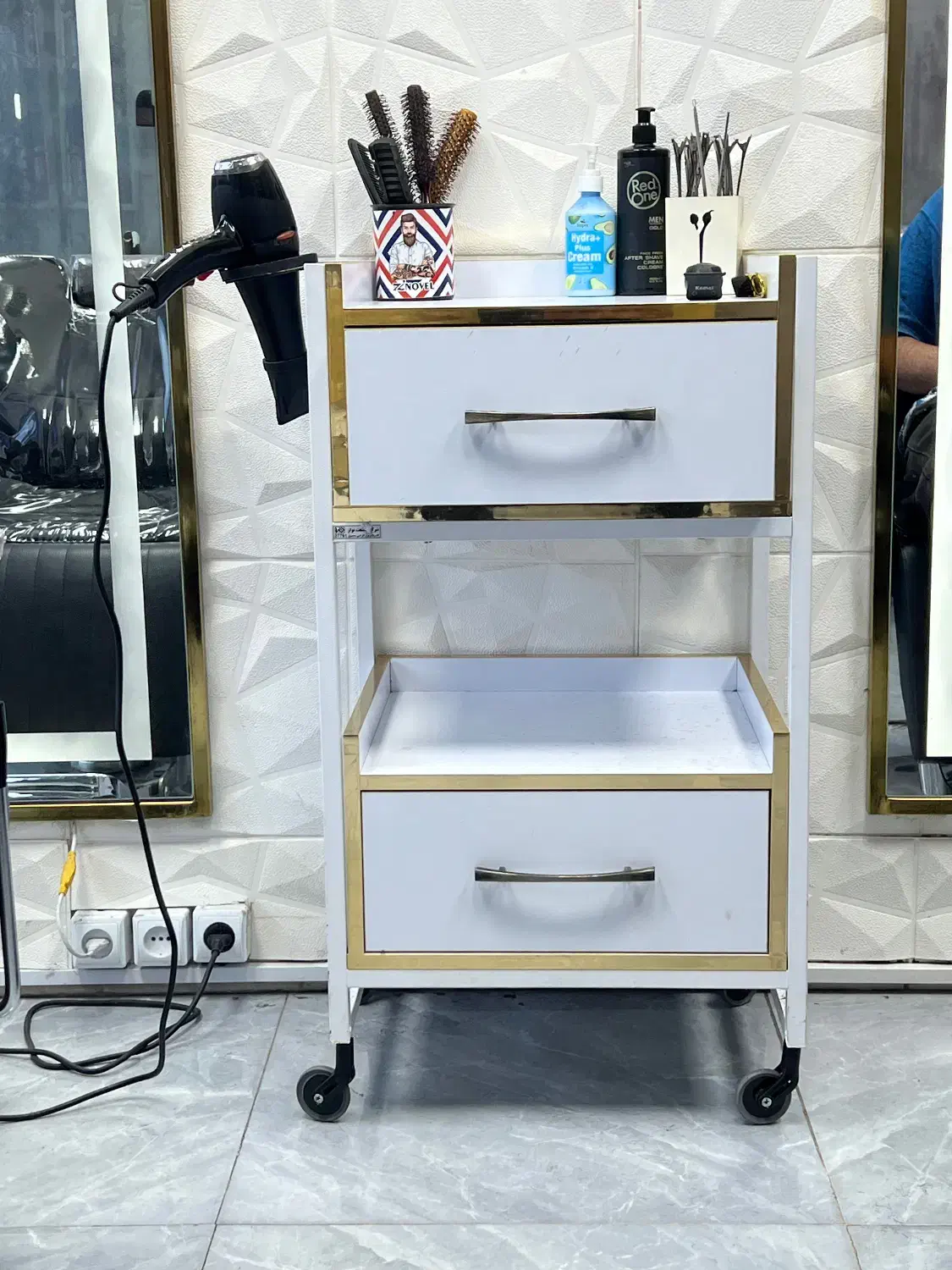 دکور ارایشگاه مردانه|آرایشگاه و سالن‌های زیبایی|رشت, حمیدیان|دیوار