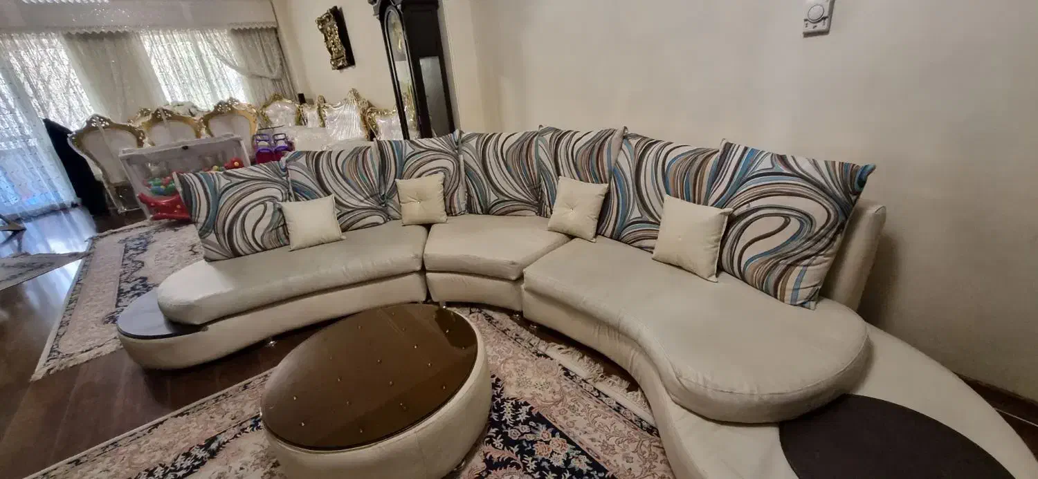 مبل راحتی چرم سفید/۷نفره/نیم دایره پازلی|مبلمان خانگی و میز عسلی|مشهد, هفت تیر (حافظ)|دیوار