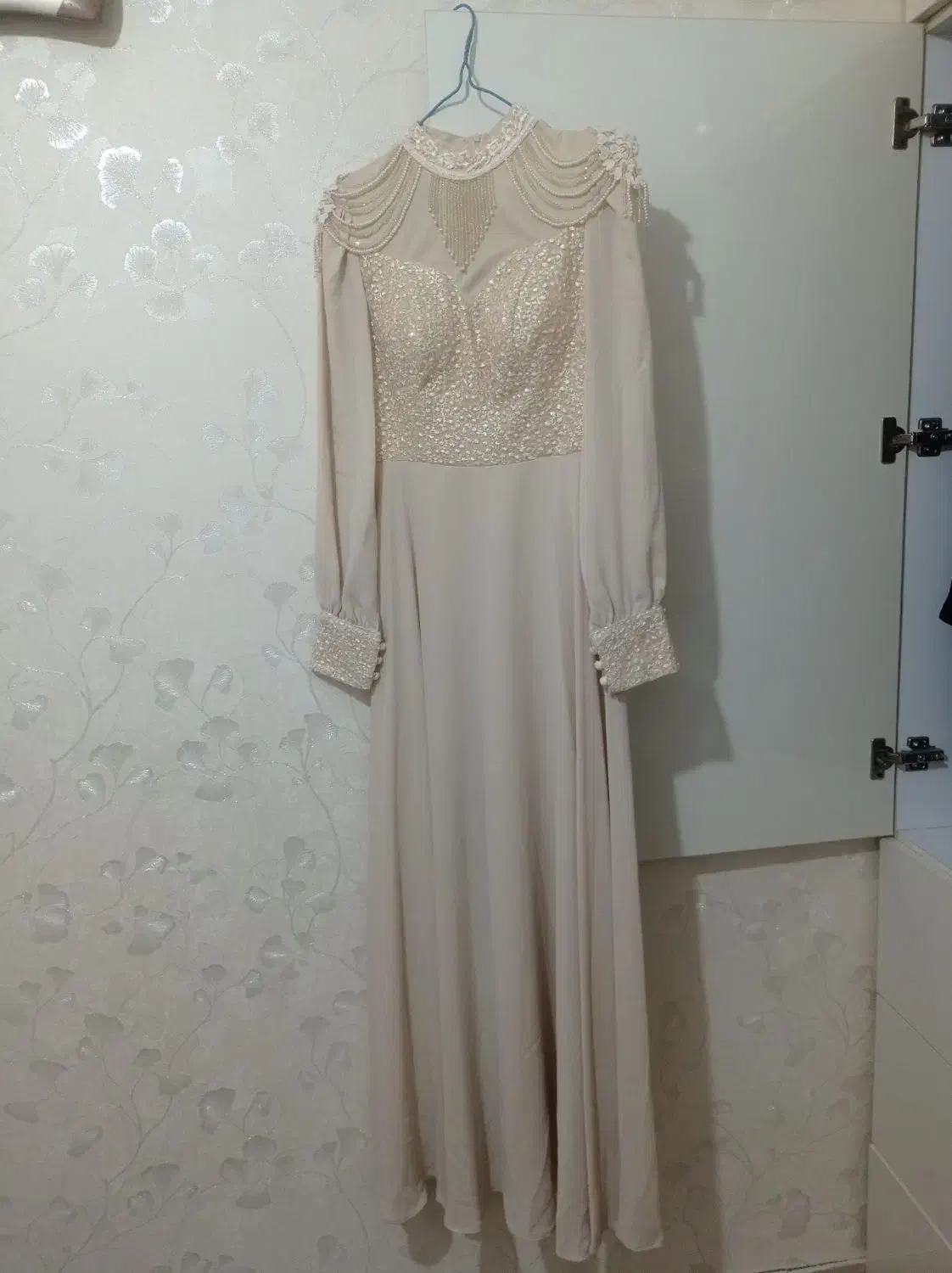 پیراهن کرمی مجلسی|لباس|رشت, کوی مهر|دیوار