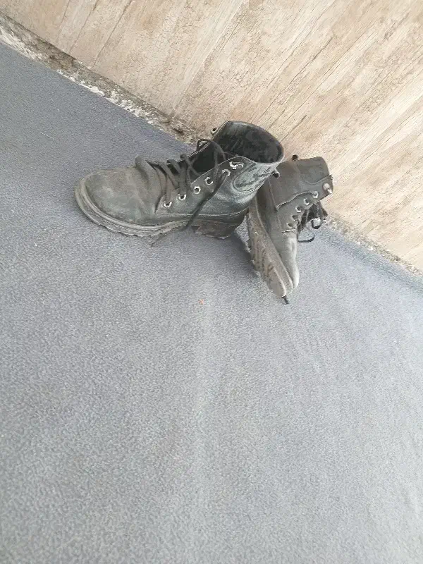 کفش پوتین|کیف، کفش، کمربند|تربت جام, حافظ|دیوار