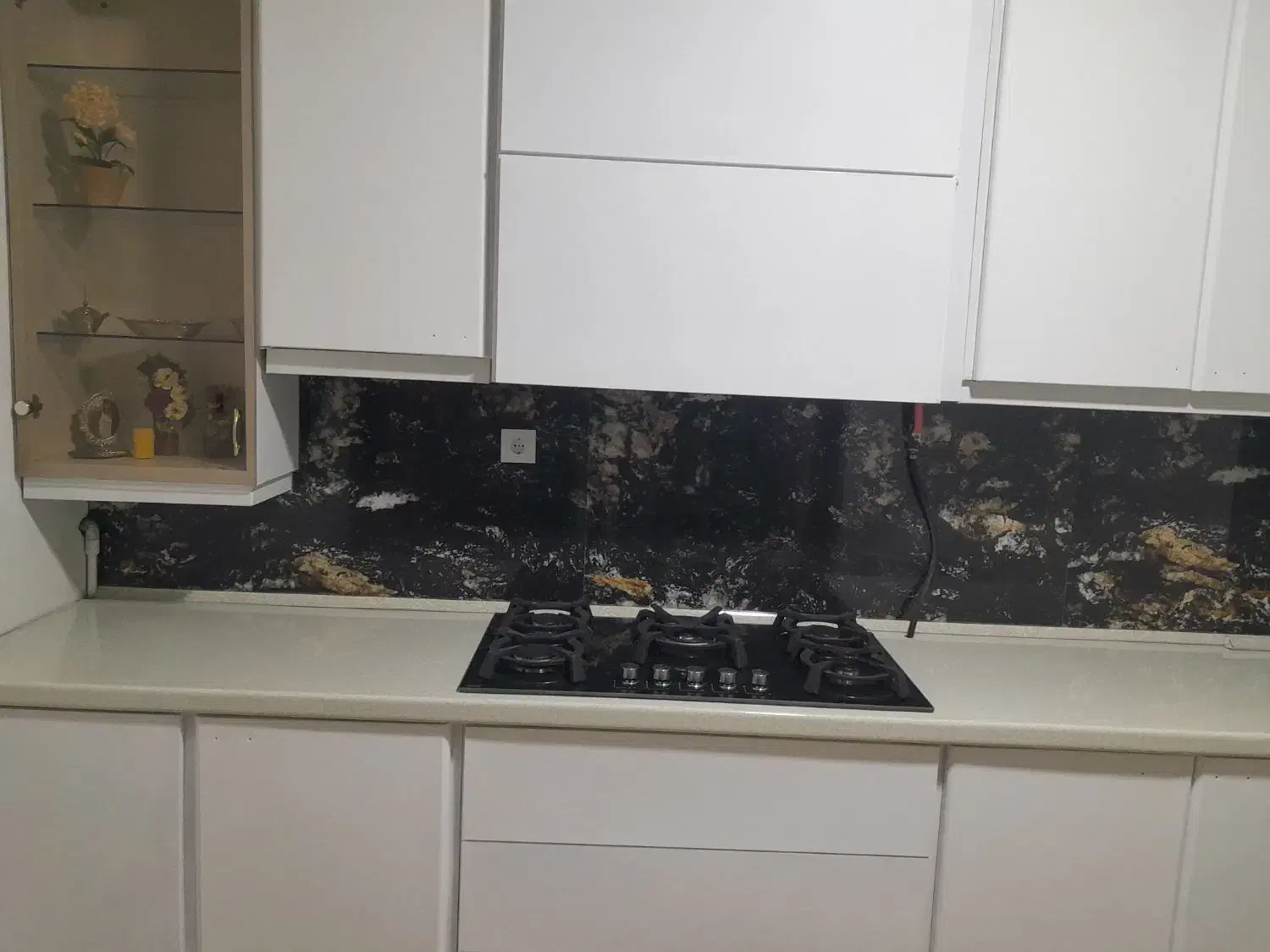 نصب  قرنیز کاشی  بین کابینتی چسبی حمام وتمام واحد|خدمات پیشه و مهارت|بیرجند, |دیوار