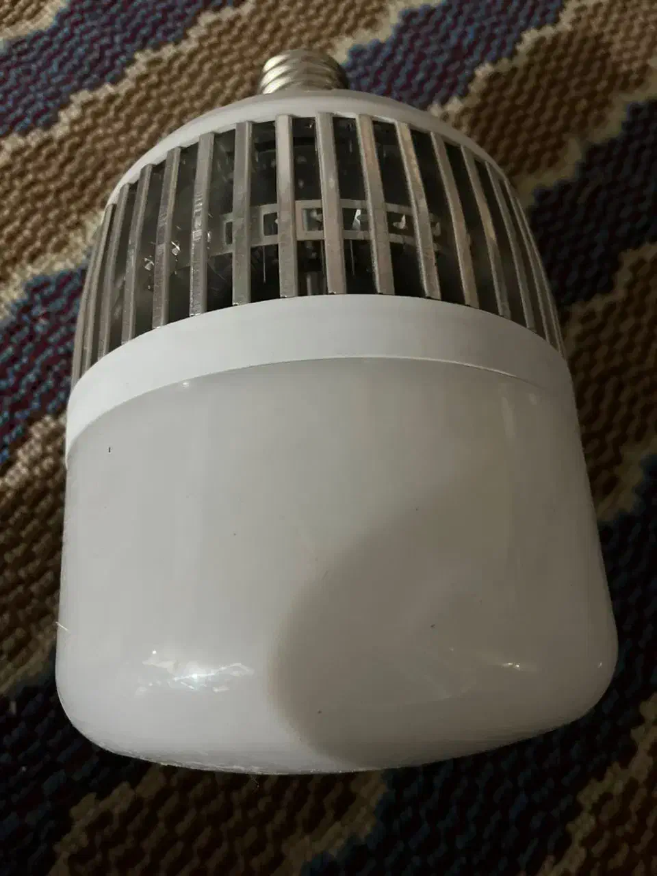 تعدادی لامپ بزرگ و کوچک مهتابی اعلا|لامپ و چراغ|اسکو, |دیوار