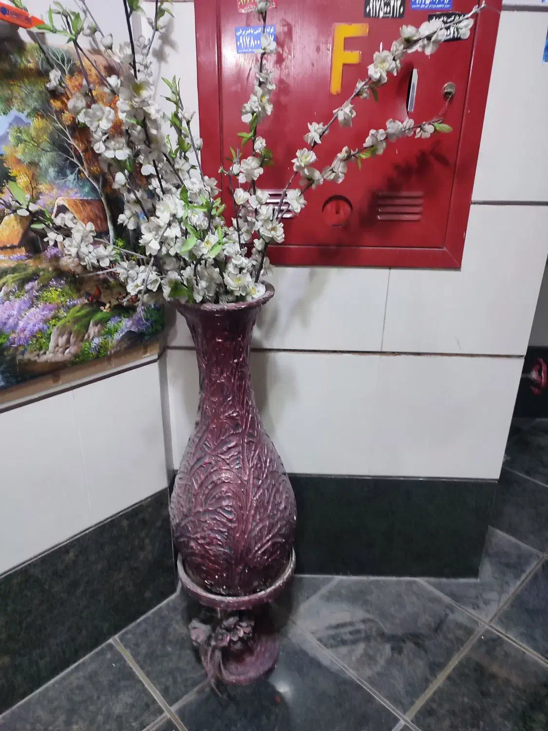 گل و درخت سیب با گلدان بزرگ|گل مصنوعی|شیراز, فلکه گاز|دیوار