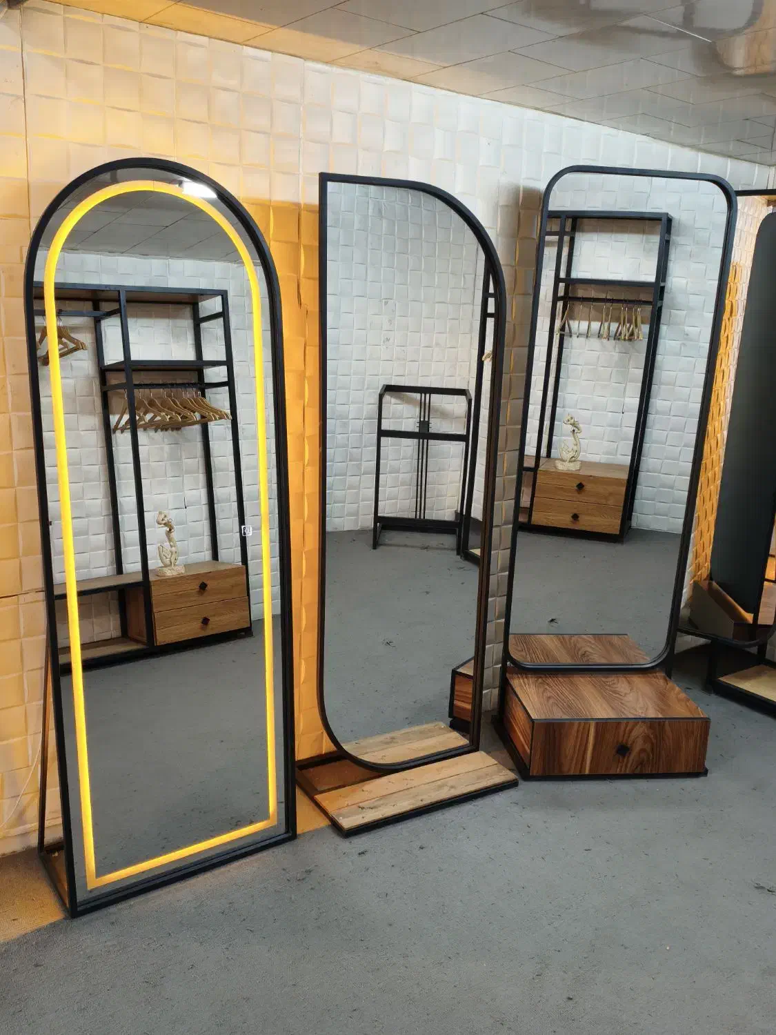 آینه و رگال|آینه|شیراز, فرگاز|دیوار