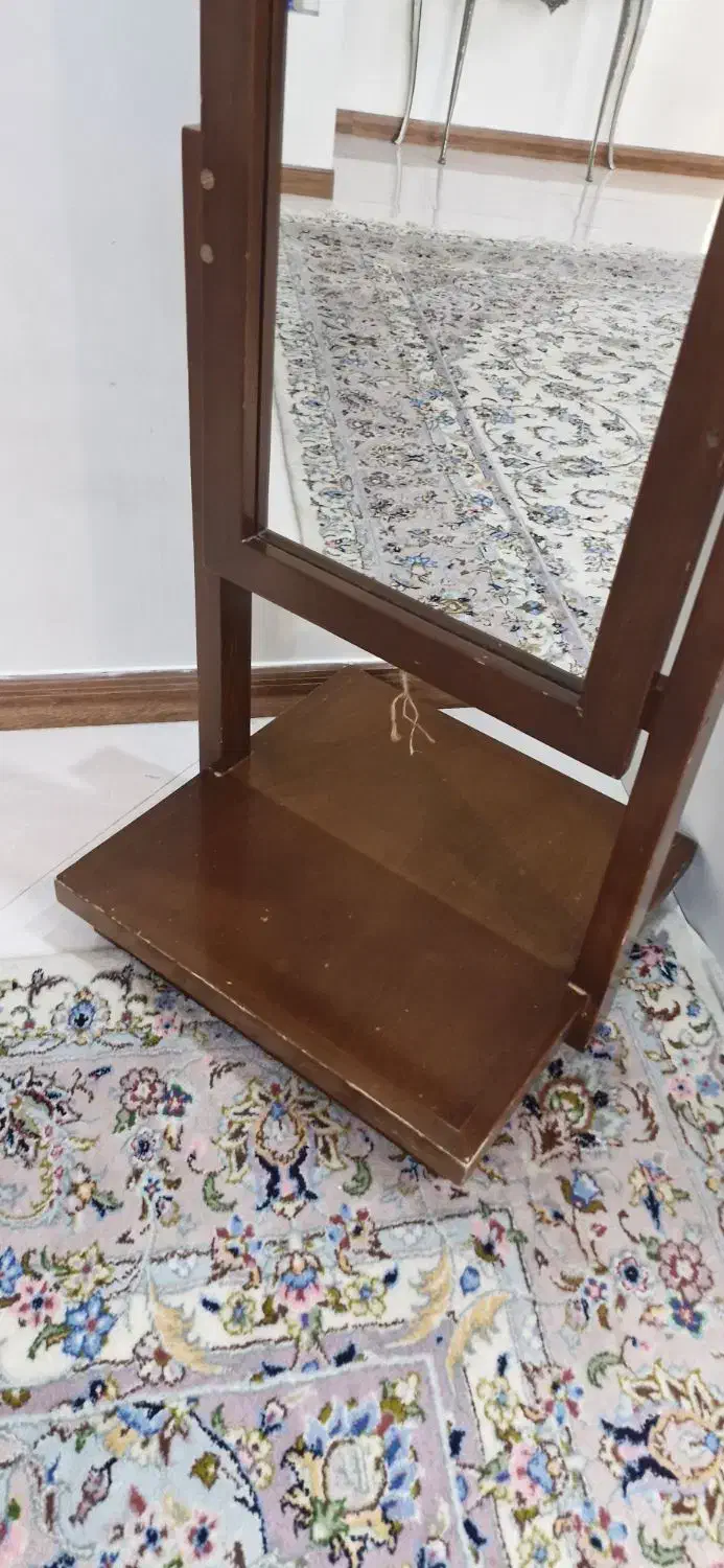 اینه|آینه|تهران, پرستار|دیوار