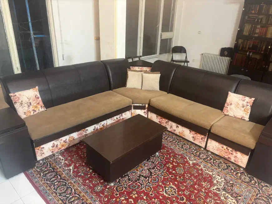 مبل ال ۷ نفره چرمی و ۲ میز جلو مبلی و ۲ کشو|مبلمان خانگی و میز عسلی|مشهد, هنرستان|دیوار