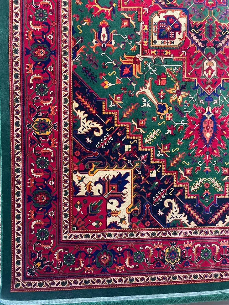 فرش ایرانی طرح سنتی سبز-قرمز برای دکور مدرن۶متری|فرش|تهران, سیروس|دیوار
