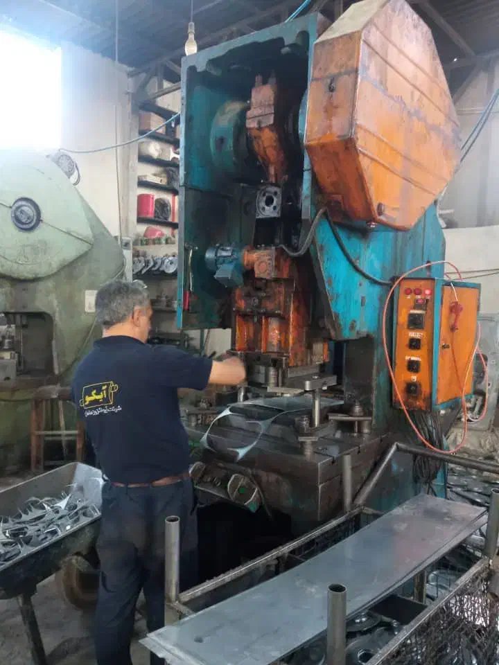 پرس ۶۳تن روس سلامت درحال کار|ماشین‌آلات صنعتی|قم, کوه سفید|دیوار