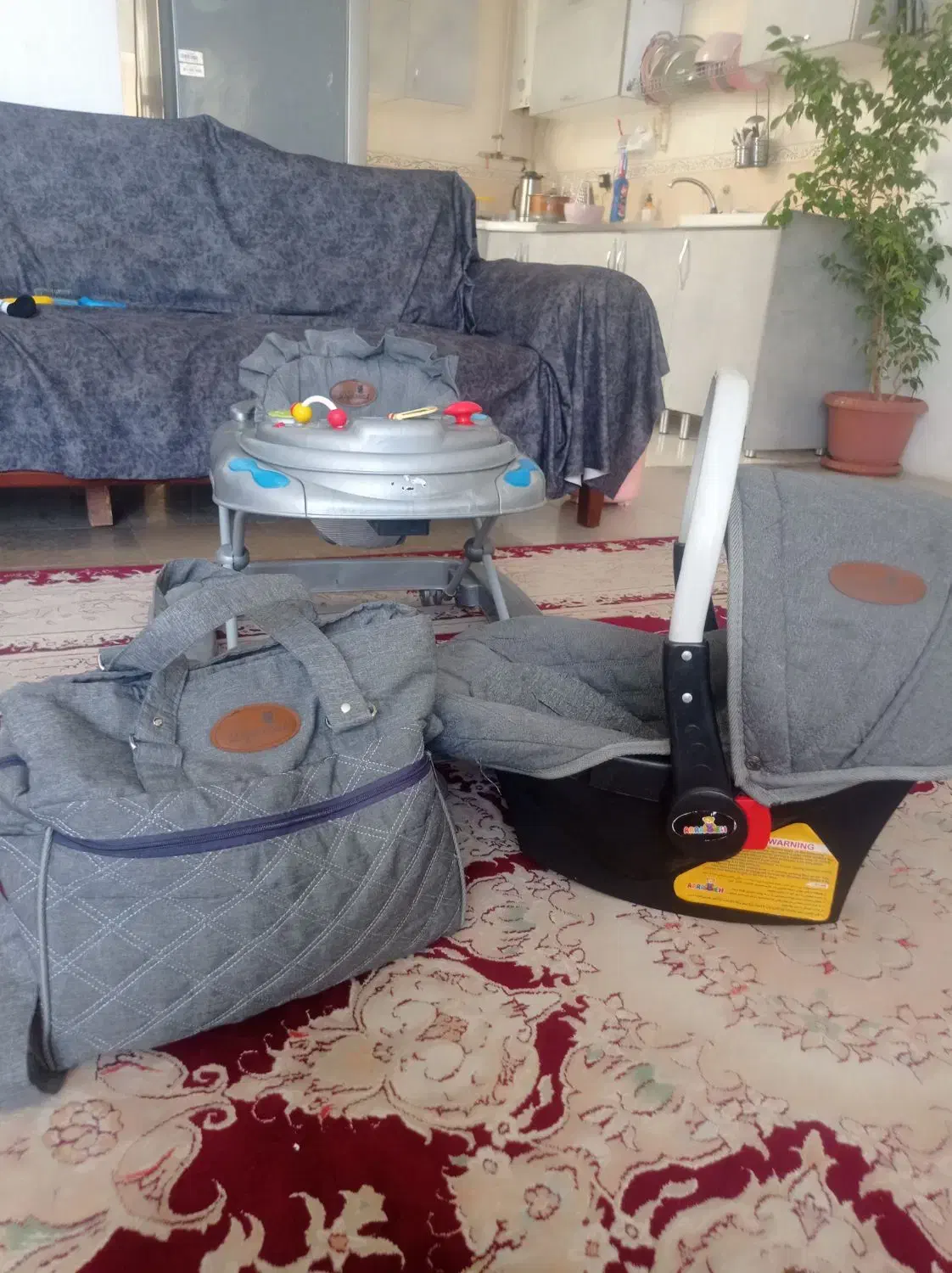 لوازم نوزاد.لباس.گهواره.|اسباب و اثاث بچه|شیراز, میانرود|دیوار