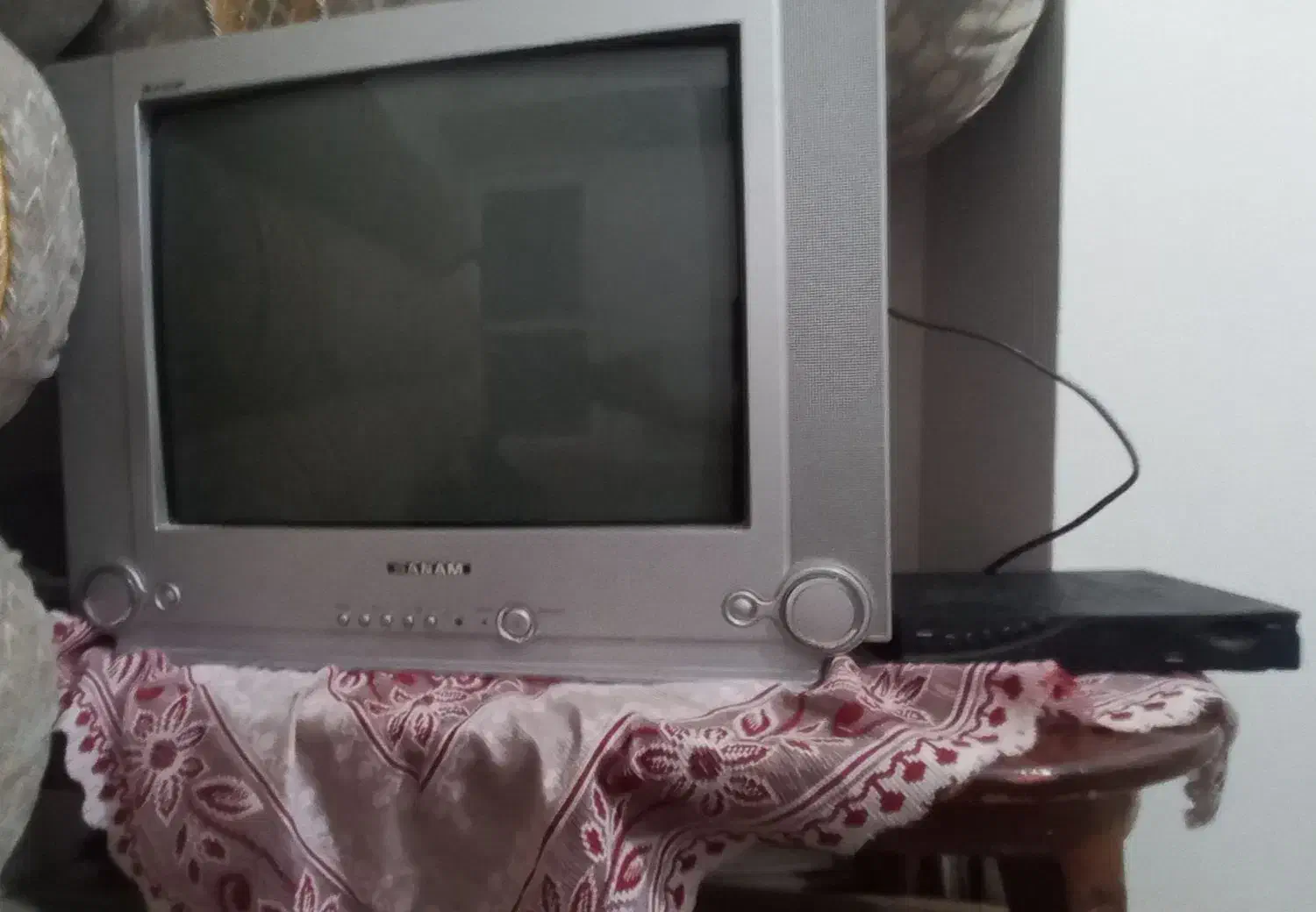 تلویزیون 21 اینچ به همراه دیجیتال و میز چوبی|تلویزیون و پروژکتور|زاهدان, |دیوار