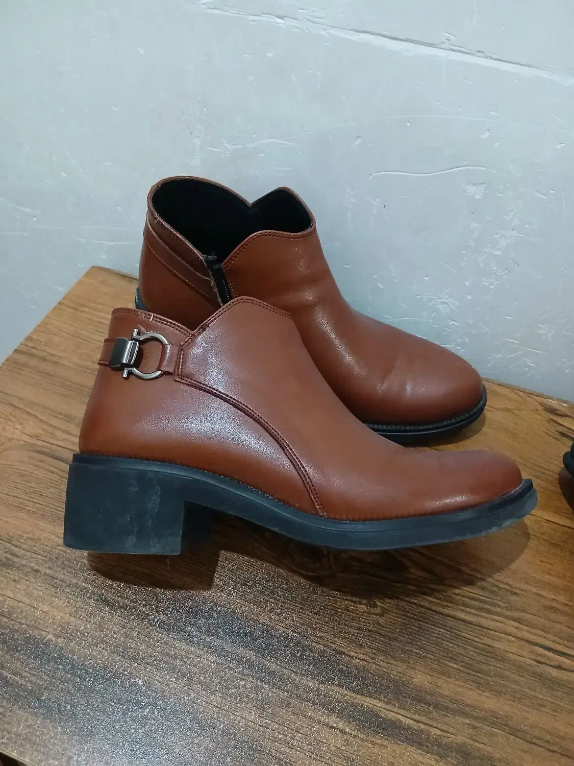 کتونی|کیف، کفش، کمربند|رشت, پل تالشان|دیوار