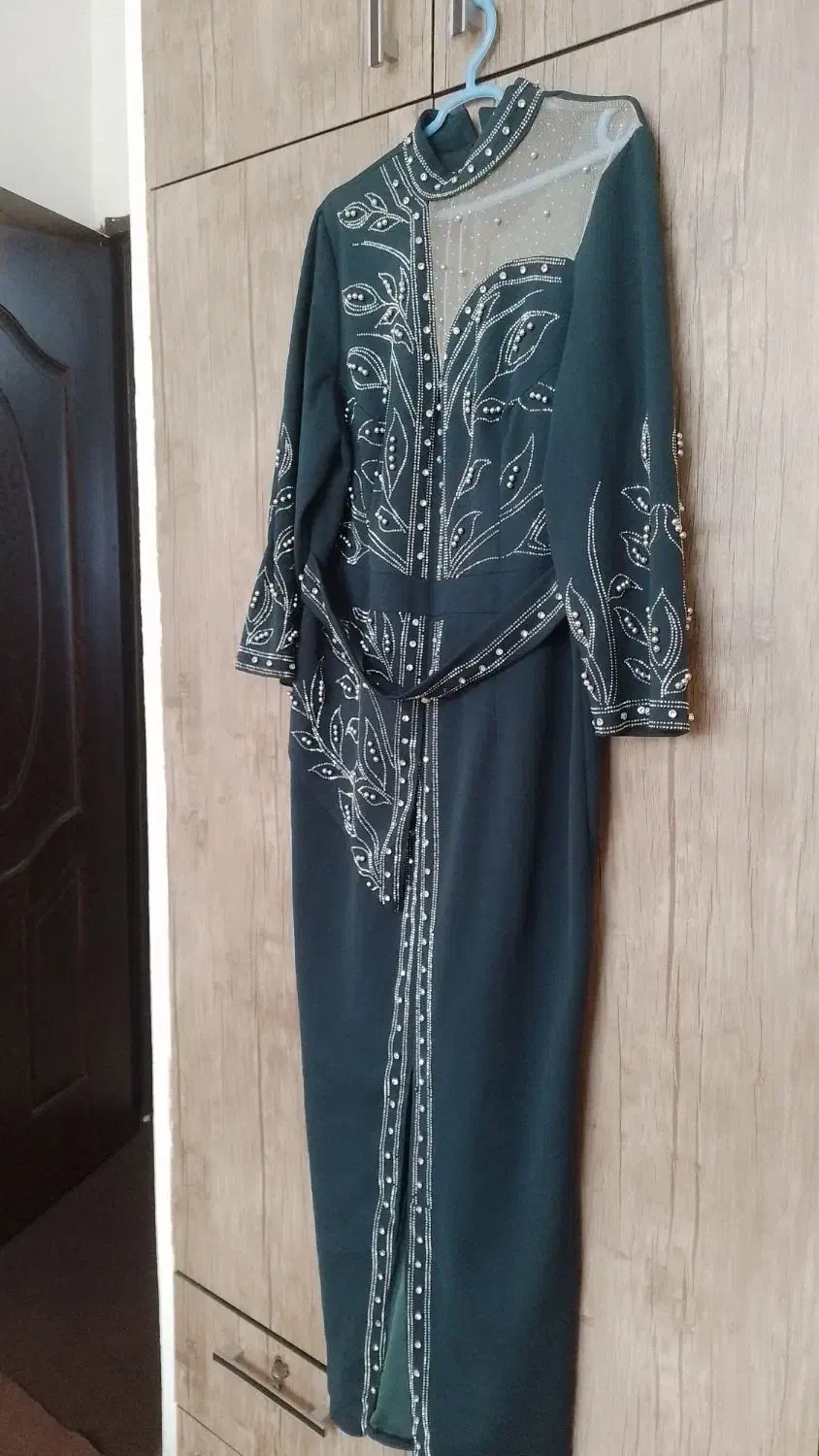 لباس مجلسی.|لباس|بندر انزلی, نوغان|دیوار