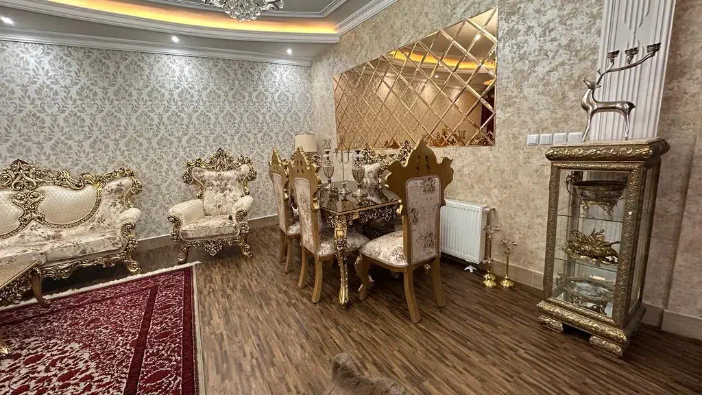 یک دست مبل نه نفری و یک میز نهار خوری شش نفری|مبلمان خانگی و میز عسلی|مهاباد (آذربایجان غربی), |دیوار