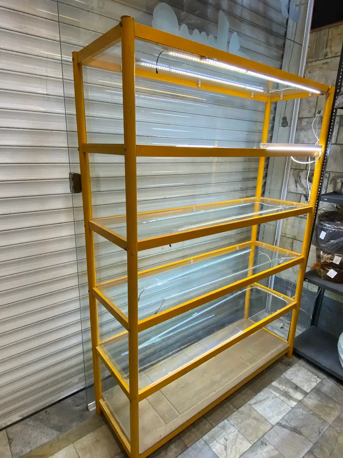 ویترین فلزی بسیار سالم|فروشگاه و مغازه|ری, شهادت|دیوار