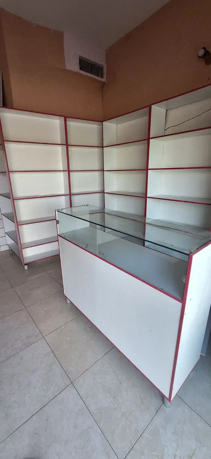 ویترین چوبی در حد نو بدون خط و شکستگی|کتابخانه، شلف، قفسههای دیواری|اراک, |دیوار