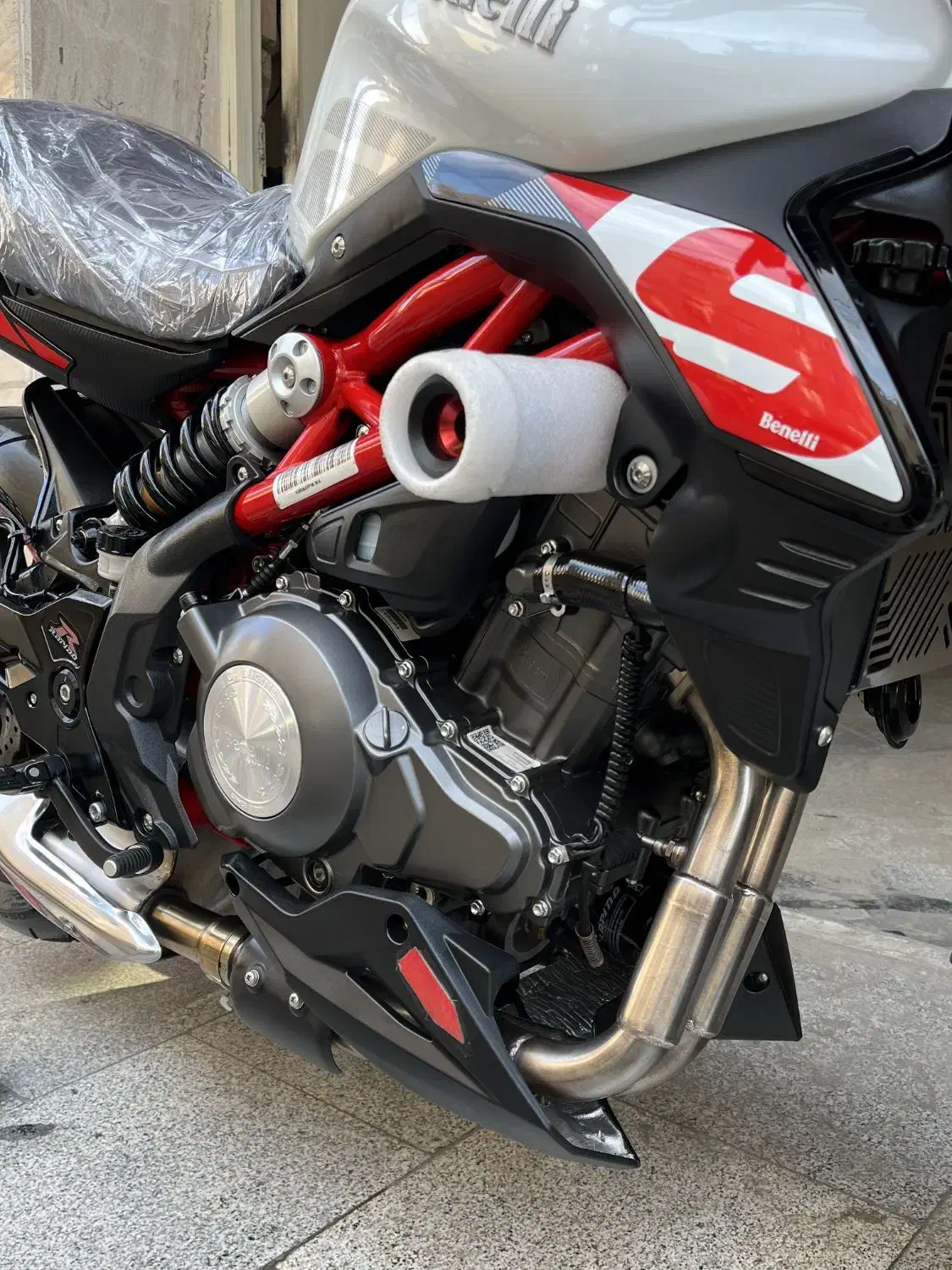 بنلی ۳۰۰ دو سیلندر خشک|موتورسیکلت|ساری, |دیوار