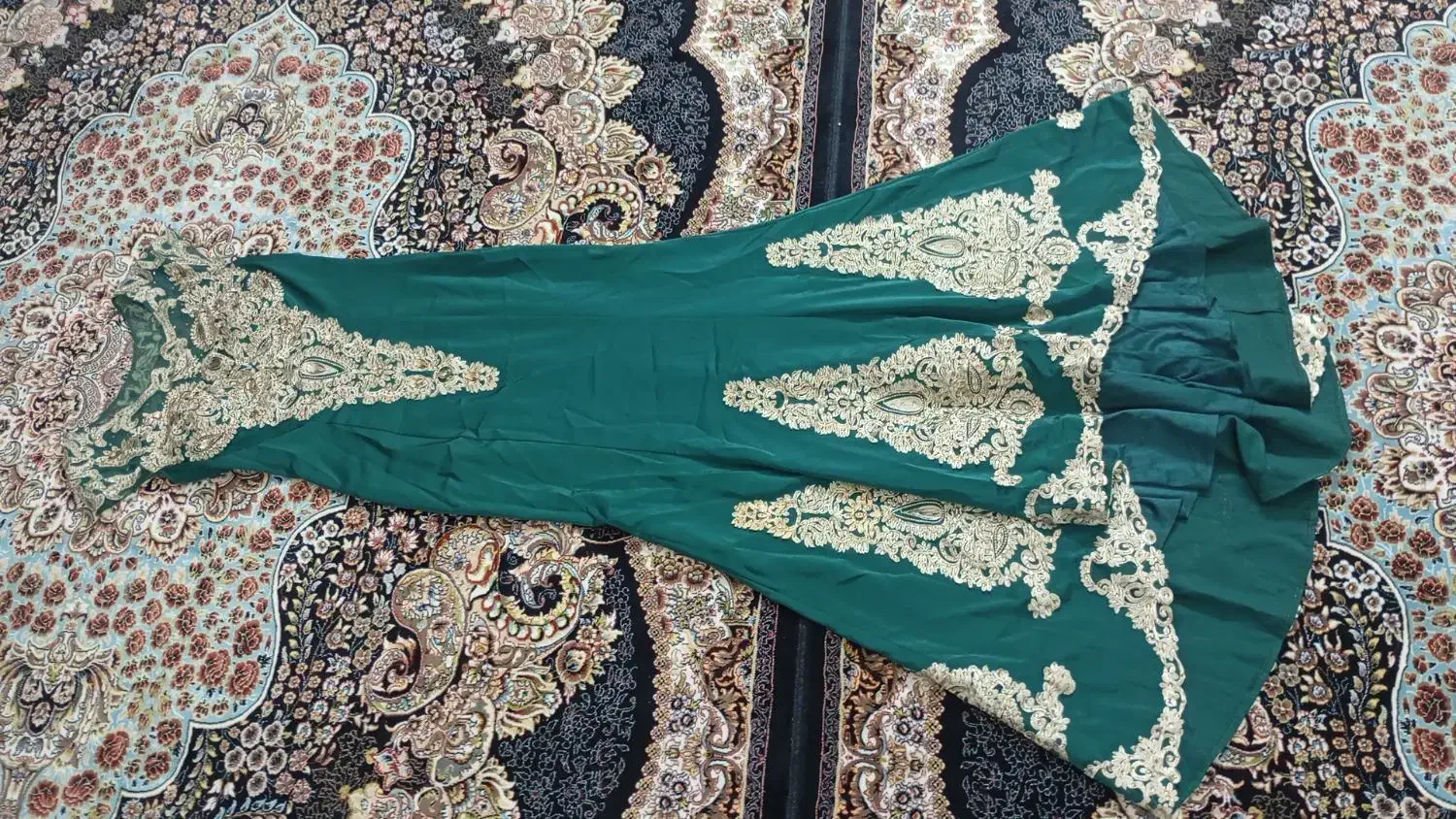 لباس مجلسی|لباس|ری, شهادت|دیوار