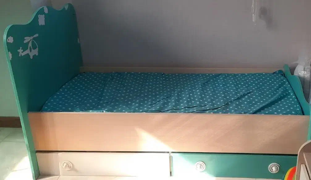 تخت و کمد و ویترین برند اپادانا|اسباب و اثاث بچه|رشت, گیل|دیوار