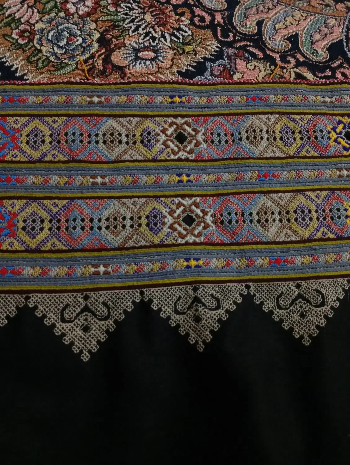 زیاستین مجلسی|لباس|خاش, |دیوار