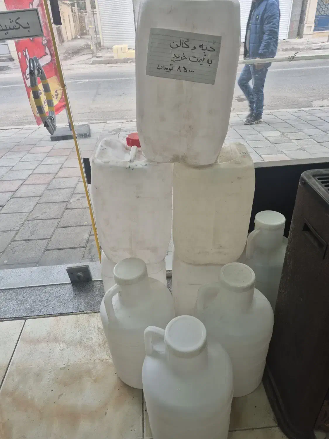 فروش  دبه و گالن|ظروف نگهدارنده، پلاستیکی، یک‌بارمصرف|میانه, |دیوار