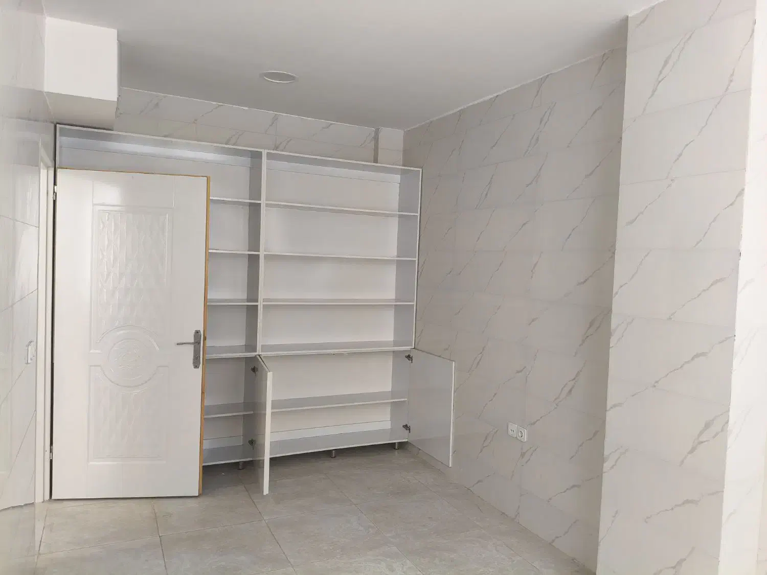 رهن و اجاره جهت واحد ادارای یاارایشگاه زنانه|اجارهٔ دفتر کار، اتاق اداری، مطب|آباده, |دیوار