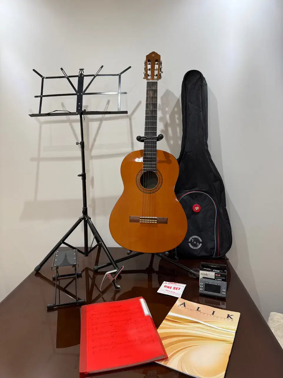 گیتار یاماها C40 به همراه لوازم جانبی|گیتار، بیس، امپلیفایر|تهران, منیریه|دیوار