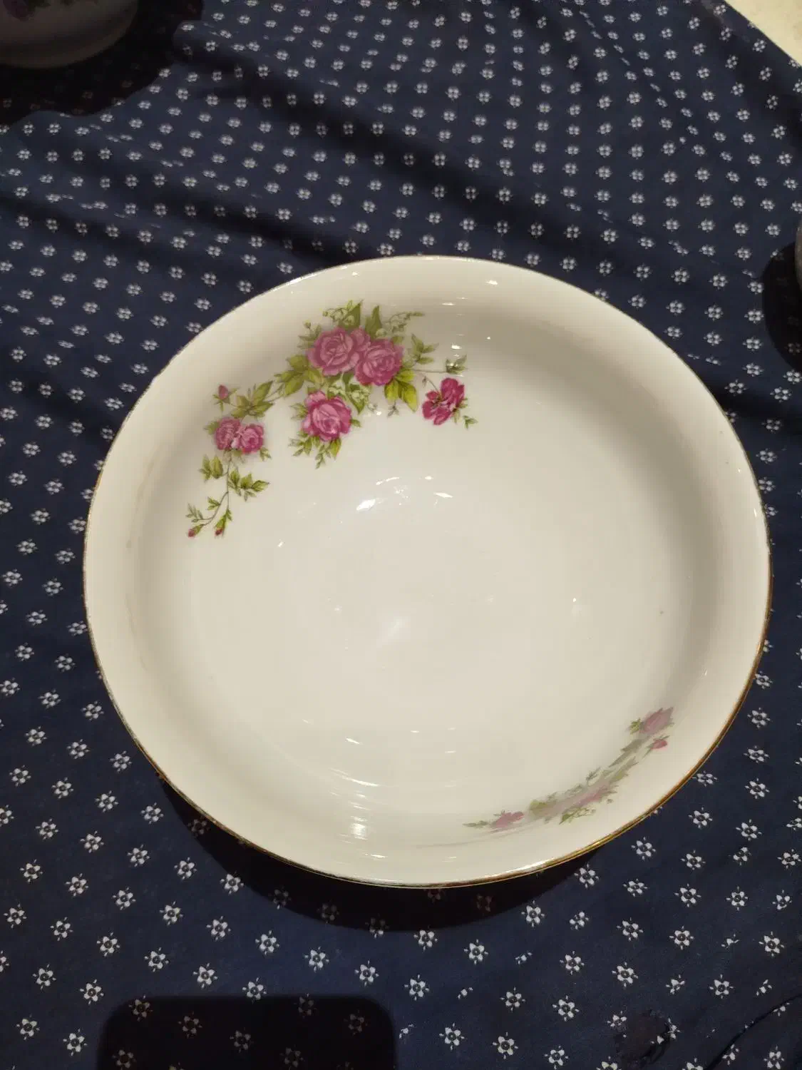 چینی گل قرمز وگل میخک وچند سرویس چینی مقصود وغیره|ظروف سرو و پذیرایی|مشهد, عسگریه|دیوار