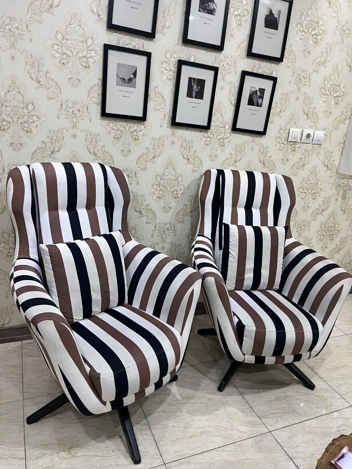 دو عدد مبل تکی با پایه چرخ دار بهمراه میزهای جلو|مبلمان خانگی و میز عسلی|سیرجان, |دیوار