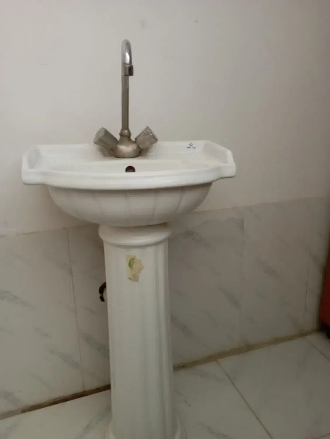 روشویی و شیر|لوازم سرویس بهداشتی|جهرم, |دیوار