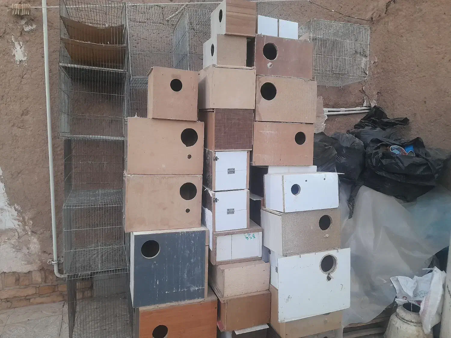 تعدادی لونه طوطی سانان و آبخوری و دونخوری|لوازم جانبی حیوانات|یزد, |دیوار