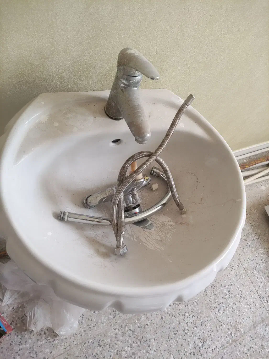 روشویی و دو عدد شیرآلات روشویی و حمام|لوازم سرویس بهداشتی|اهواز, کوی سعدی|دیوار